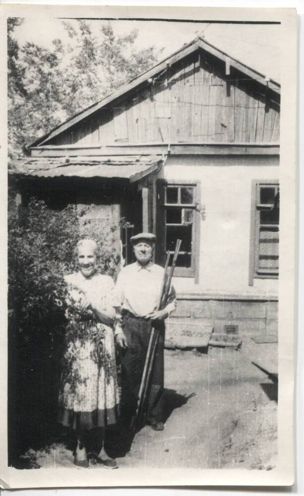 Фотография. Супруги Дудины Пелагея Матвеевна и Матвей Демидович на фоне дома в г. Харбине в 1960г..