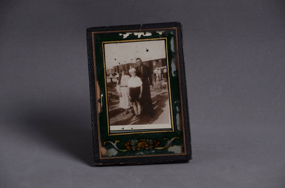 Фотография в стеклянной рамке Жилина А. М., Жилин Н. С., Дудин Борис на фоне железной дороги в г. Харбине . 1934г.