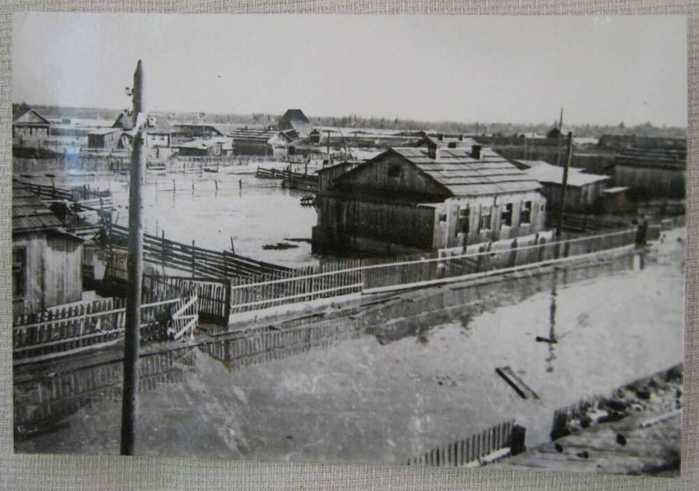 Фотография с изображением сплавного участка по улице Чернышева в г. Нее во время весеннего разлива в 1957 г.