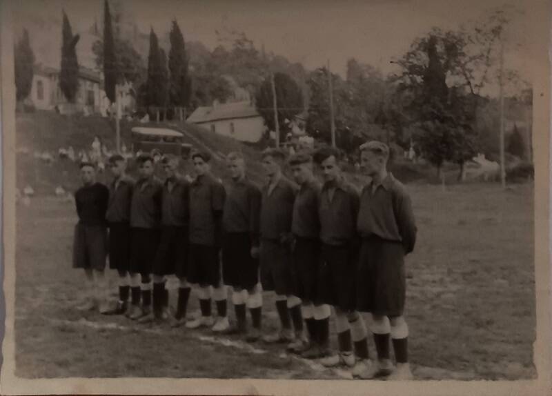 Фотография Футбольная команда Адлера (слева на пригорке кинотеатр Луч)