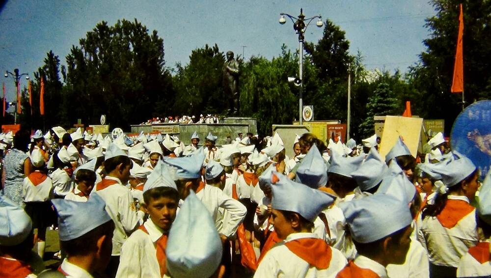 Диапозитив цветной. Парад Пионерии 19 мая 1976 г. на площади им.Ленина, снимок сделан со стороны музея,. вдали видна трибуна. Снял Петров Е.А.
