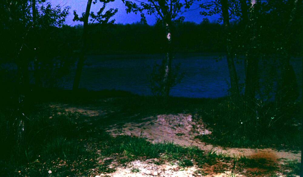 Диапозитив цветной. Вид на озеро Подпесочное, видны оба берега, снимок сделан с правого берега. Снял Петров Е.А.