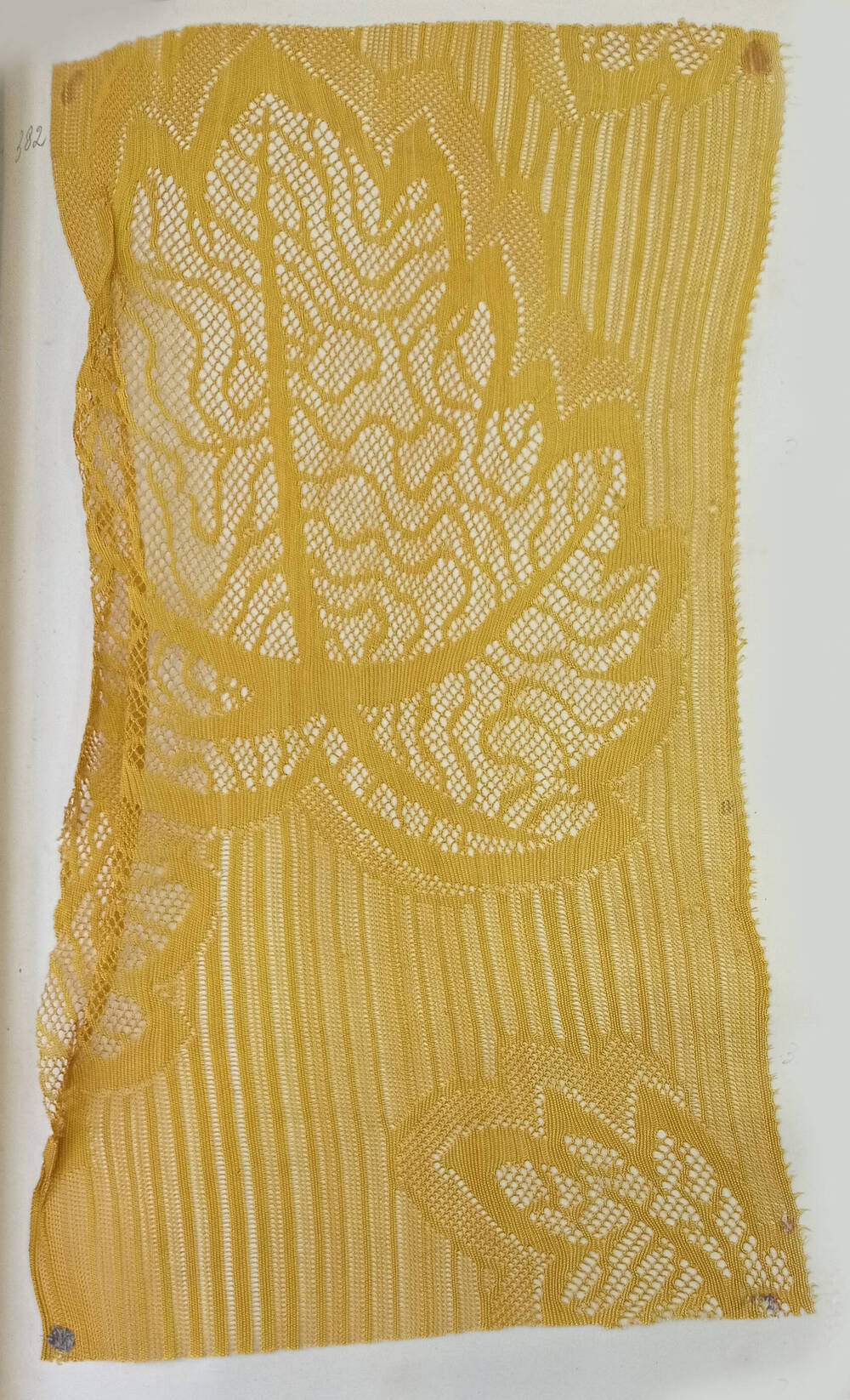 Образец ткани из альбома тканей, выпускавшихся фабриками  г.Павловского Посада в конце XIX - начале XX вв.