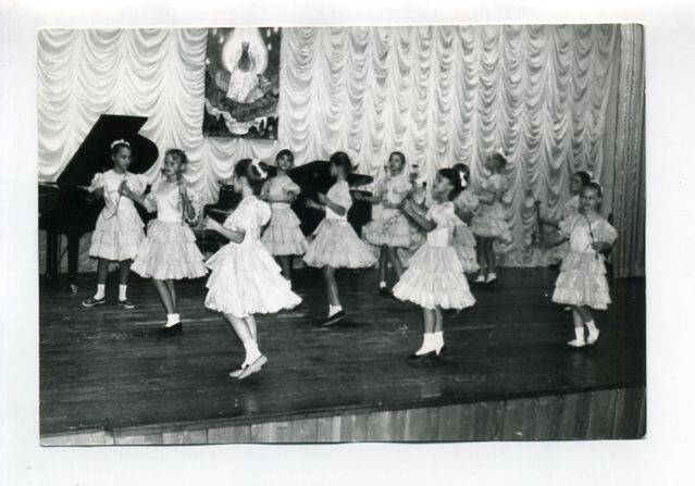 Фотография. Выступление танцевальной группы девочек на сцене Детской школы искусств г. Похвистнево