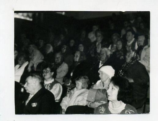Фотография. Зрители на празднике «День пожилого человека» в зрительном зале Детской школы искусств г. Похвистнево