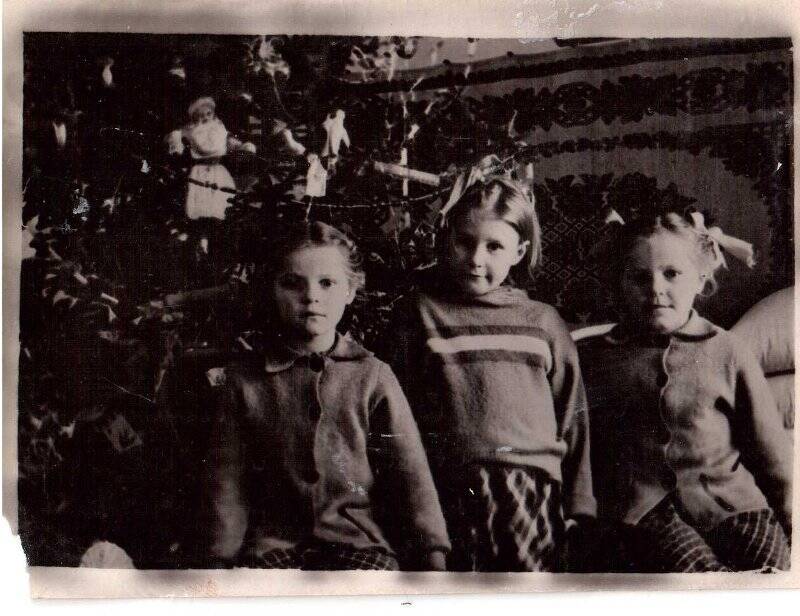 Фотография. Люда и Наташа Машинцевы с соседкой по дому (в центре) на фоне Новогодней елки