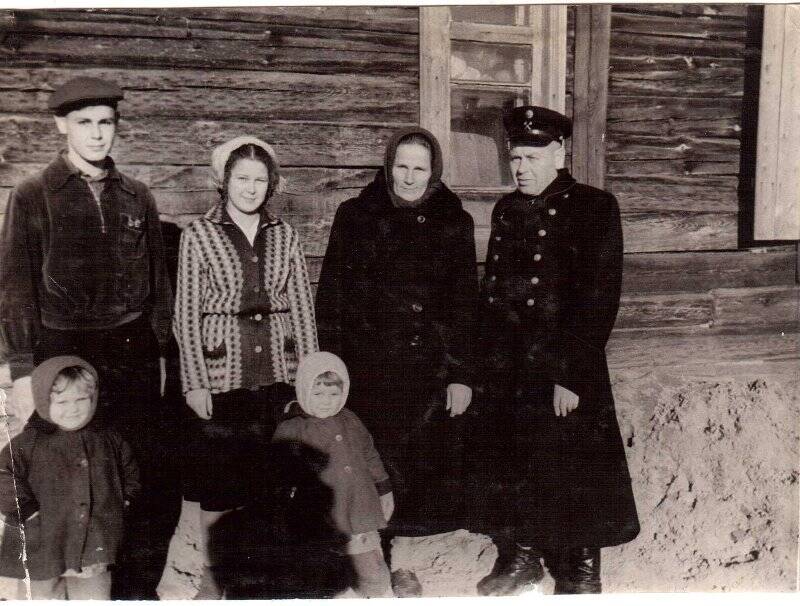 Фотография семейная. Машинцев Владимир Михайлович с женой Феодосией Ивановной и детьми