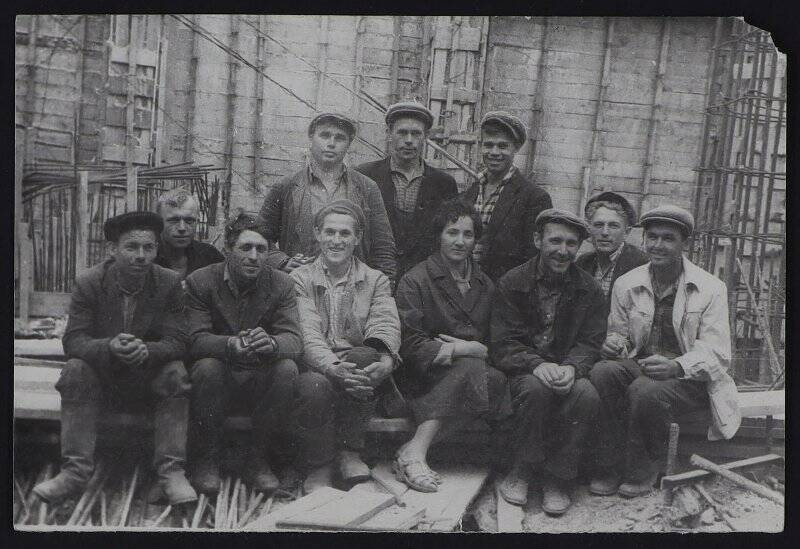 Фотография. Фотография черно-белая.Бригада Коценко В.Н. члены бригады Шершаков, Крючков И.Т. 1963г.