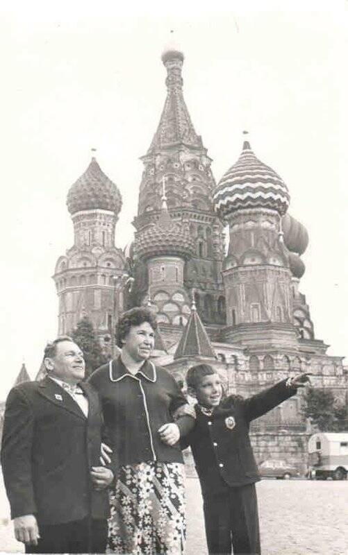 Групповая фотография. Фото из семейного альбома Дмитриенко Галины Петровны. На красной площади.