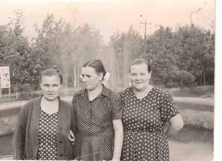 Групповая фотография. Среди которой слева направо третья - Казанцева (Кащицина) Антонина Ивановна - машинист паровоза в годы В.О.В. 1960 г.