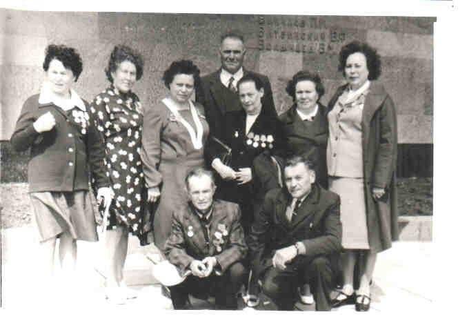 Групповая фотография. Фотография участников встречи ветеранов 767 ЗАП в г.Ульяновске, 1980 г.