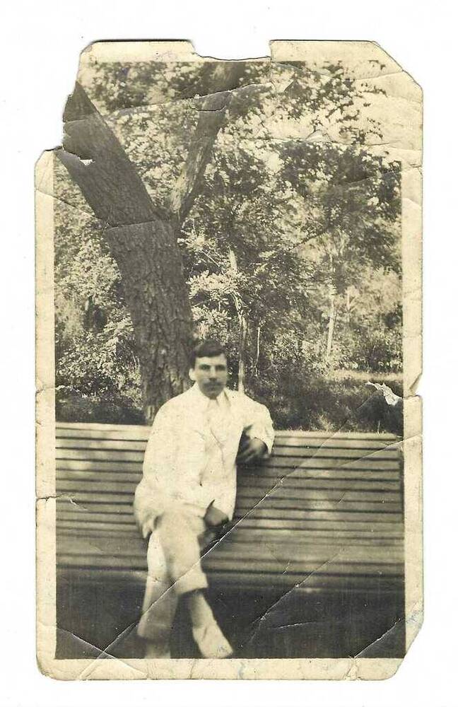 Фотография. Герой Советского Союза Красильников Николай Петрович в Русском парке в Китае.