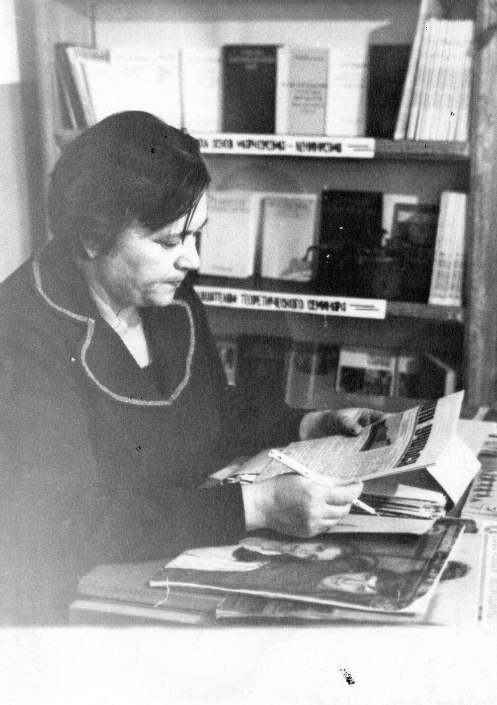 Фотография ч/б. Солод Анна Кузьминична - старейший работник Романовской библиотеки с 9 декабря 1958г.