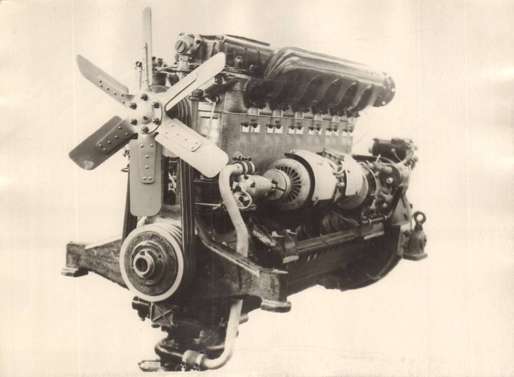 Фотография черно-белая. Двигатель 1Д6 мощностью 150 л.с. Барнаульского завода Трансмаш
