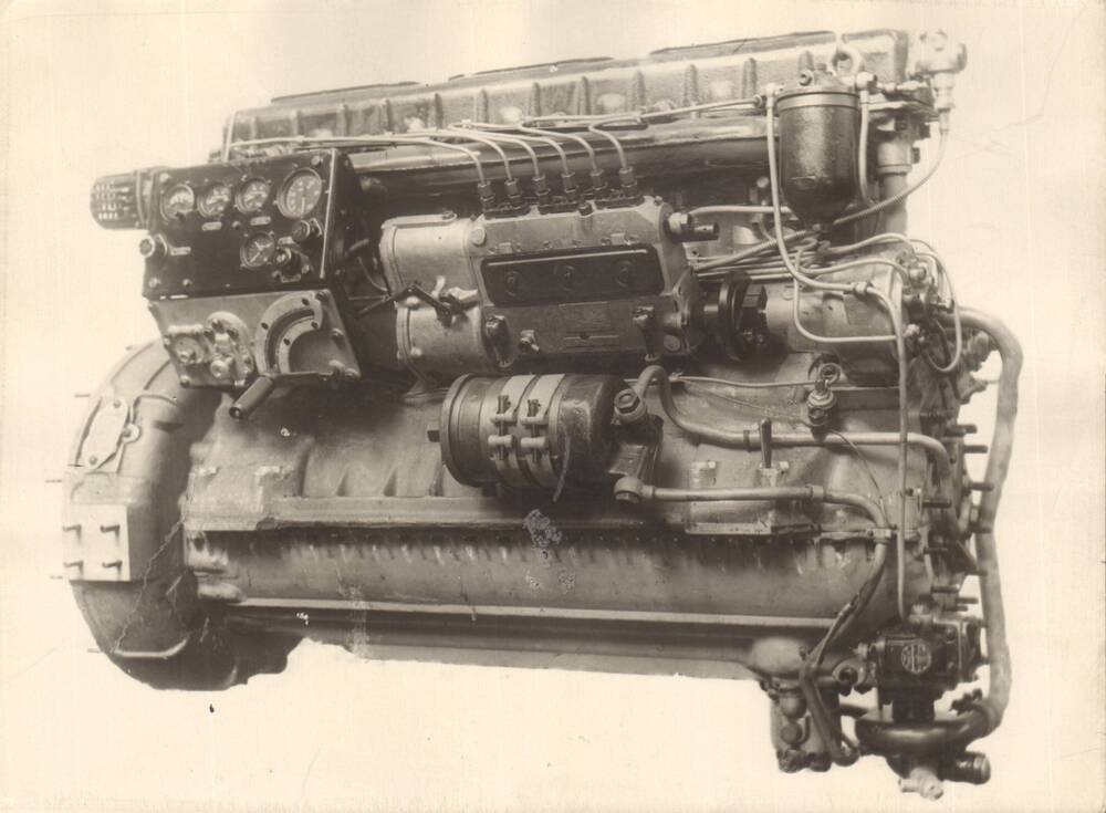 Фотография черно-белая. Двигатель Д6 мощностью 150 л.с. Барнаульского завода Трансмаш