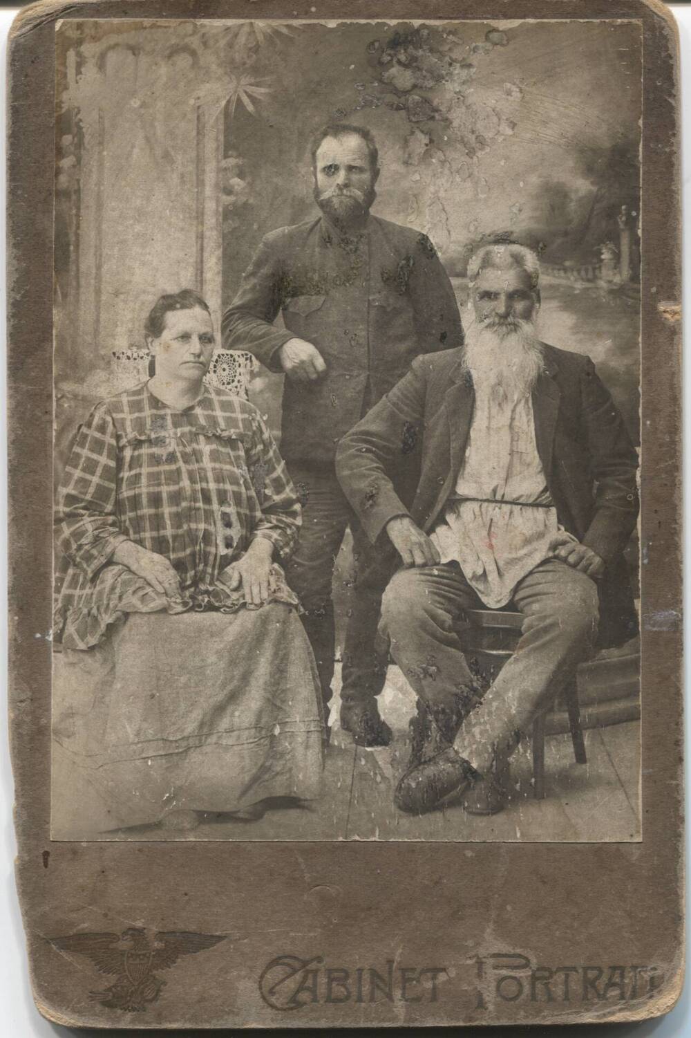 Фотография. Оренбургский казак Ворожейкин Михаил Леонтьевич (стоит) с родителями.