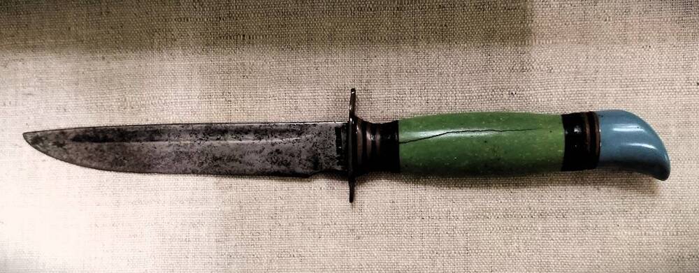Финский нож с пластмассовой наборной ручкой (без чехла), полученный в январе 1943 г. от командира взвода.