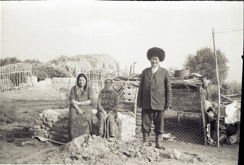 Негатив на гибком носителе. Группа туркмен - две сидящие туркменки и стоящий рядом мужчина. Туркмены