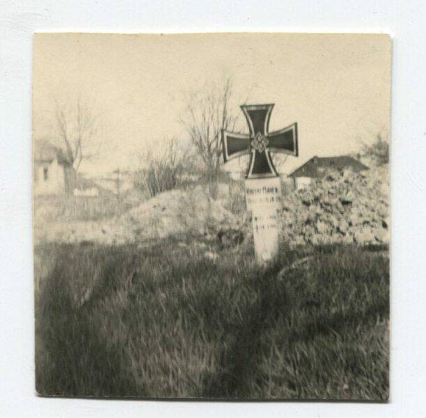 Фотография. Одиночная могила в ближнем парке фашистского солдата