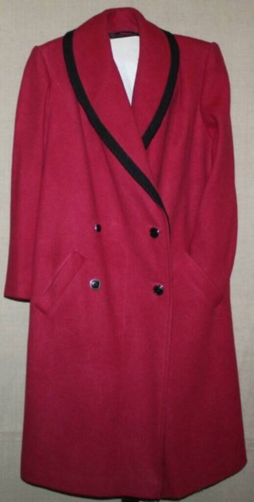 Пальто женское из драпа красного цвета, прямое. Воротник окантован драпом черного цвета.