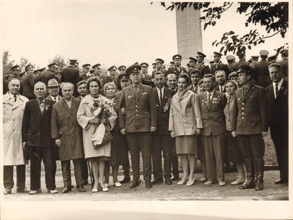 Фотография черно-белая групповая. Ветераны 10-й дивизии НКВД в день 25-летия Сталинградской битвы в городе-герое