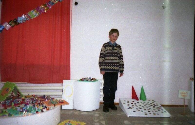 Негативы цветные с выставки «Зеркало детских интересов», проходивших в 2001г. Фото Мухометзяновой Н.М.