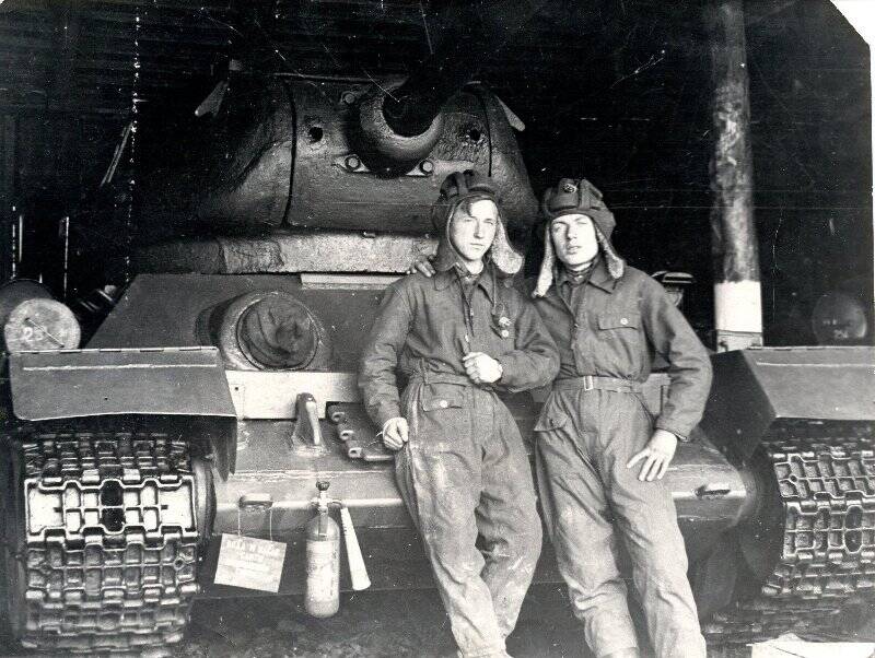 Фотография Бывшие ученики школы № 1 Коротков и Дубровин - воины Советской Армии.