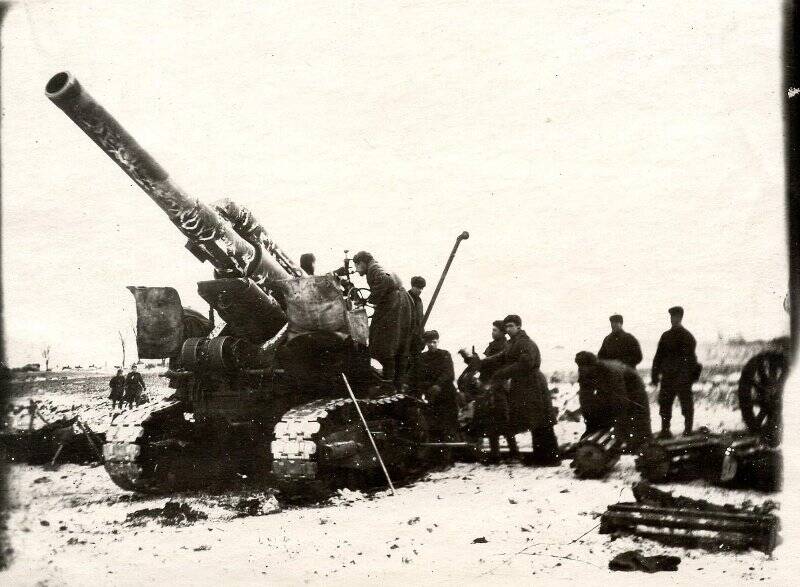 Фотография Орудийный расчёт 14 батареи развернулся с марша и открыл огонь по батарее врага, обнаруженного разведчиками западнее Катенау.