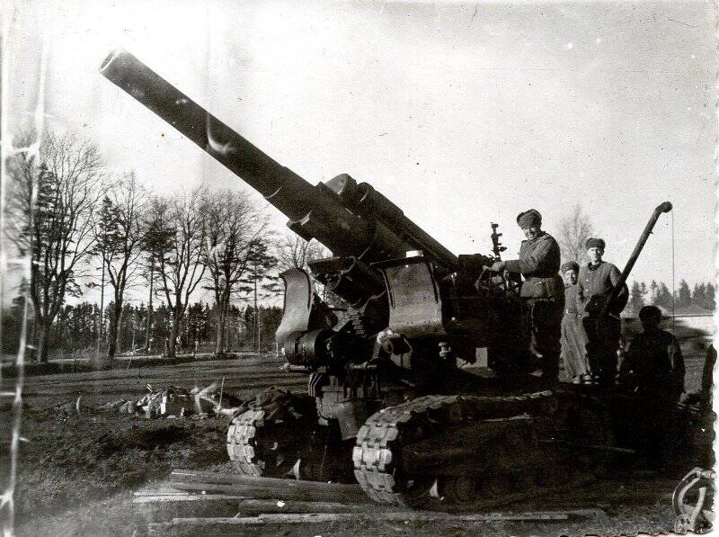 Фотография Первое орудие 4-й батареи ведёт огонь бетонобойными снарядами по форту № 6 под Кенигсбергом.