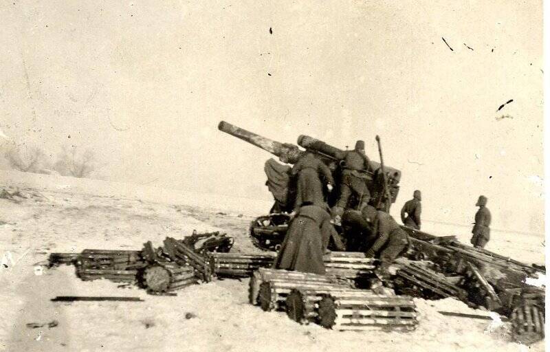 Фотография. Расчет орудия 8 батареи ведет огонь по фашистским войскам.