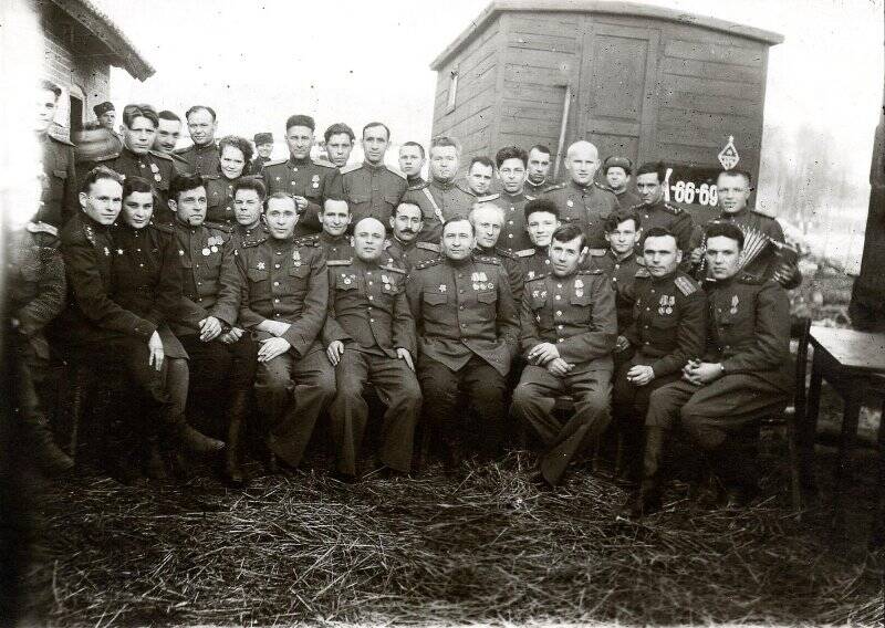 Фотография Совещание руководителей 107 ГАБР БМ по случаю 28-й годовщины Советской Армии.