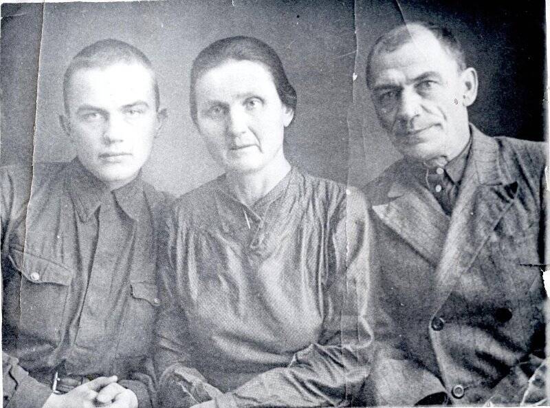 Фотография Виктор Носов с родителями ( довоенный снимок).