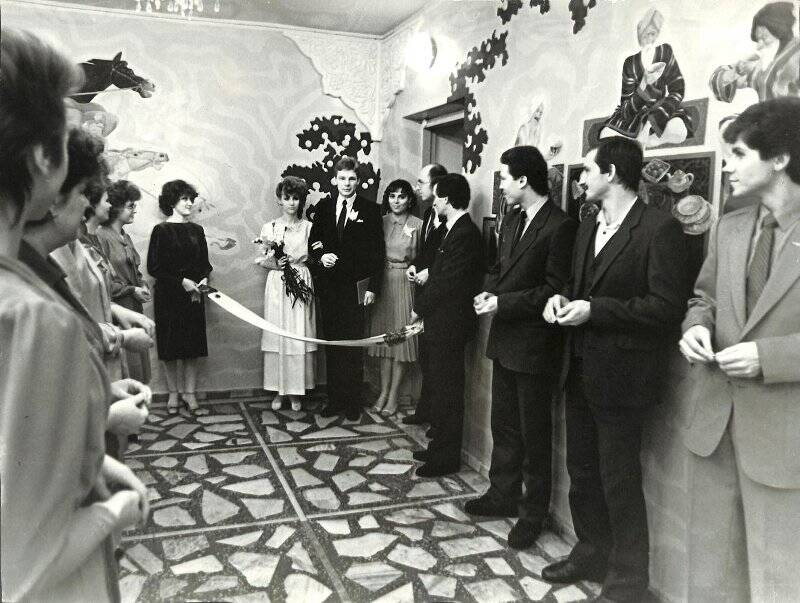 Фотография черно-белая. Групповой снимок. Свадьба в кафе «Русский чай».