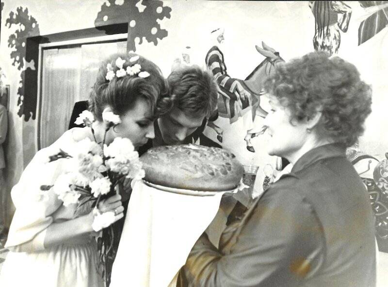 Фотография черно-белая. Групповой снимок. Свадьба в кафе «Русский чай»: Жених и невеста целуют хлеб.