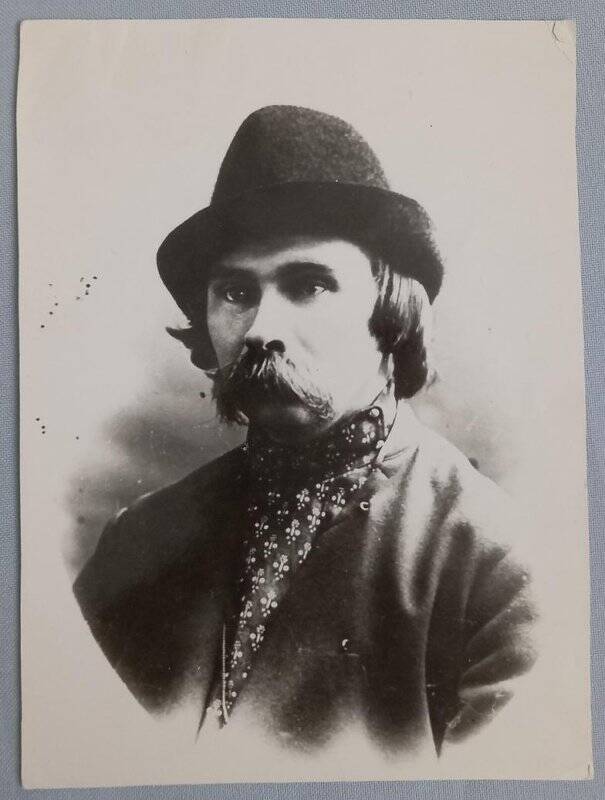 Фотокопия. Клюев Николай Алексеевич в г. Петербурге в 1915-16 г. в шляпе, в рубашке-косоворотке, в армяке. Фото поясное.