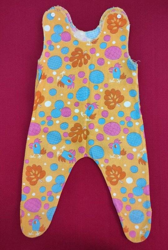 Одежда. Ползунки для мальчика. Комплект детский желтого цвета с набивным рисунком сине - розово - оранжево - белого цвета