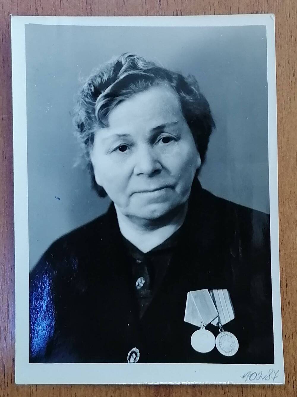 Фотопортрет глянцевый, черно-белый, погрудный Красноперова Мария Ефимовна