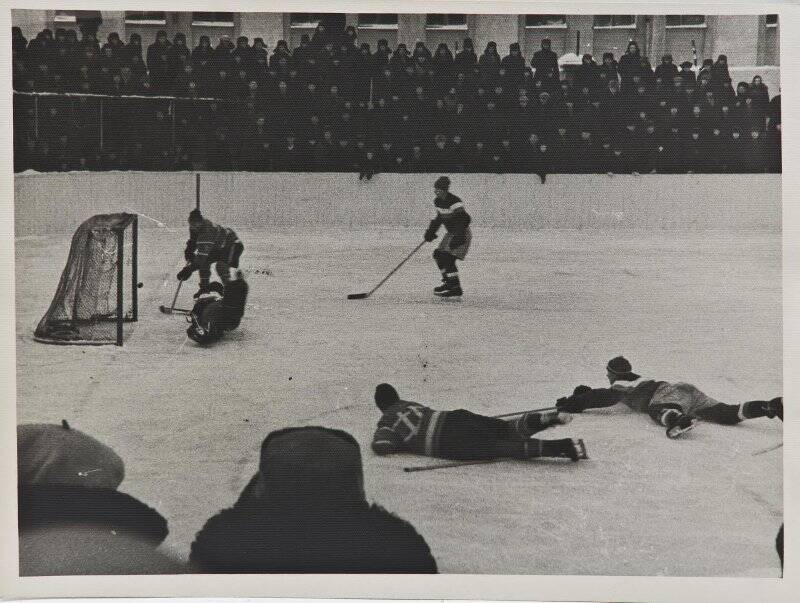 Фотография чёрно-белая из фоторепортажа. «Спорт» (хоккейный матч между командами из Березников и Тюмени).