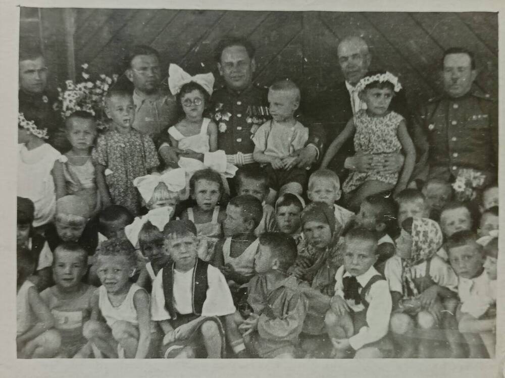 Фото. Боголюбов А.Н. с детьми из детского сада г. Чебоксары