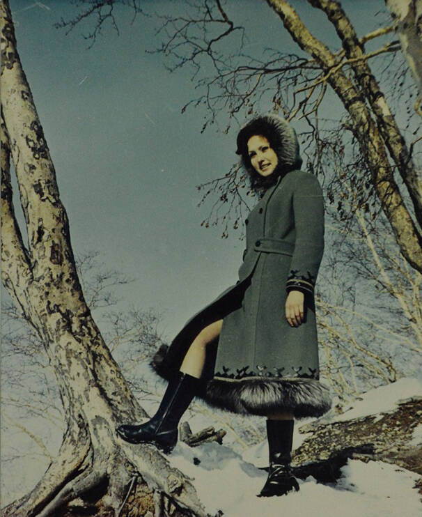 Фотография цветная  «Зимнее пальто по национальным мотивам»  из фотоальбома «Бытовое обслуживание населения Корякского национального округа»