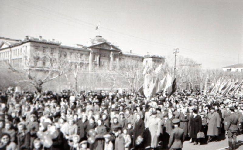 Демонстрация 1 Мая 1961 г. Центральная площадь Омска, негатив