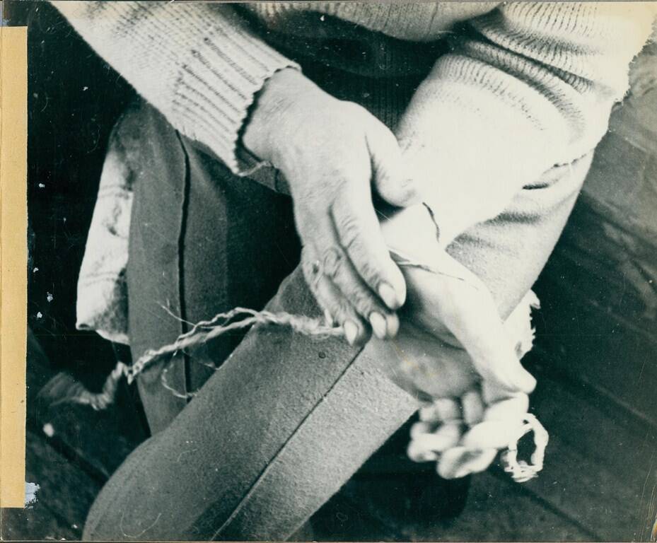 Фотография черно-белая  № 2 из фотоальбома «Плетение сумок у коряков»