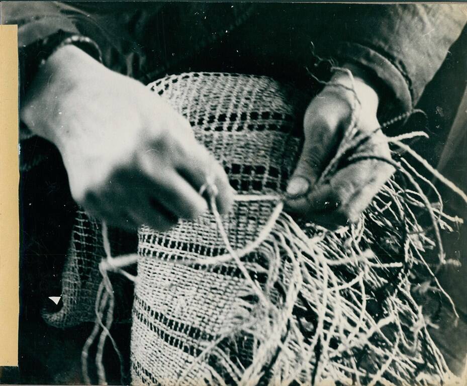 Фотография черно-белая  № 5 из фотоальбома «Плетение сумок у коряков»