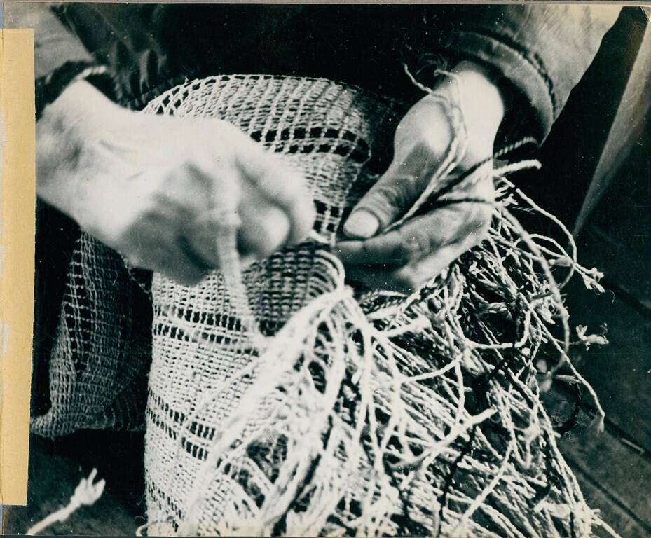 Фотография черно-белая  № 6 из фотоальбома «Плетение сумок у коряков»