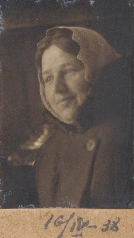 Неизвестная женщина в платке ажурной вязки и застегнутом пальто.  16.04.1938, из коллекции типологических фотографий 1938 года