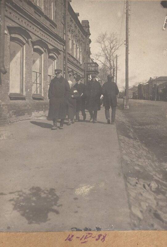 Прохожие на улице Пензы. Весна.  12.04.1938, из коллекции типологических фотографий 1938 года