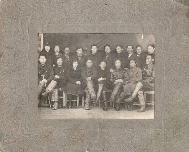 Фотография групповая. Члены ВЛКСМ при Вилюйском педагогическом техникуме. На снимке изображена группа из 18 человек: 3 девушек и 15 парней.