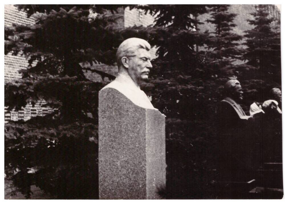 Фотография черно-белая видовая. Памятник на могиле Сталина. г. Москва, 1971 г.