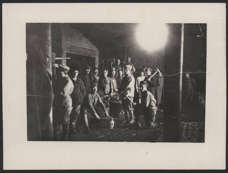 Группа участников штабных мастерских по восстановлению гужевого транспорта для перевозки снарядов (кузнечный цех). 1919 г. Фотография