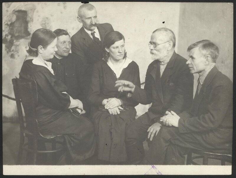 Товарищи, сидевшие в подвале белочешской контрразведки в 1918 году. Фотография
